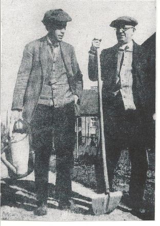 Bröderna Čapek i sin trädgård (ur "Karel Čapek" av E. Thiele).